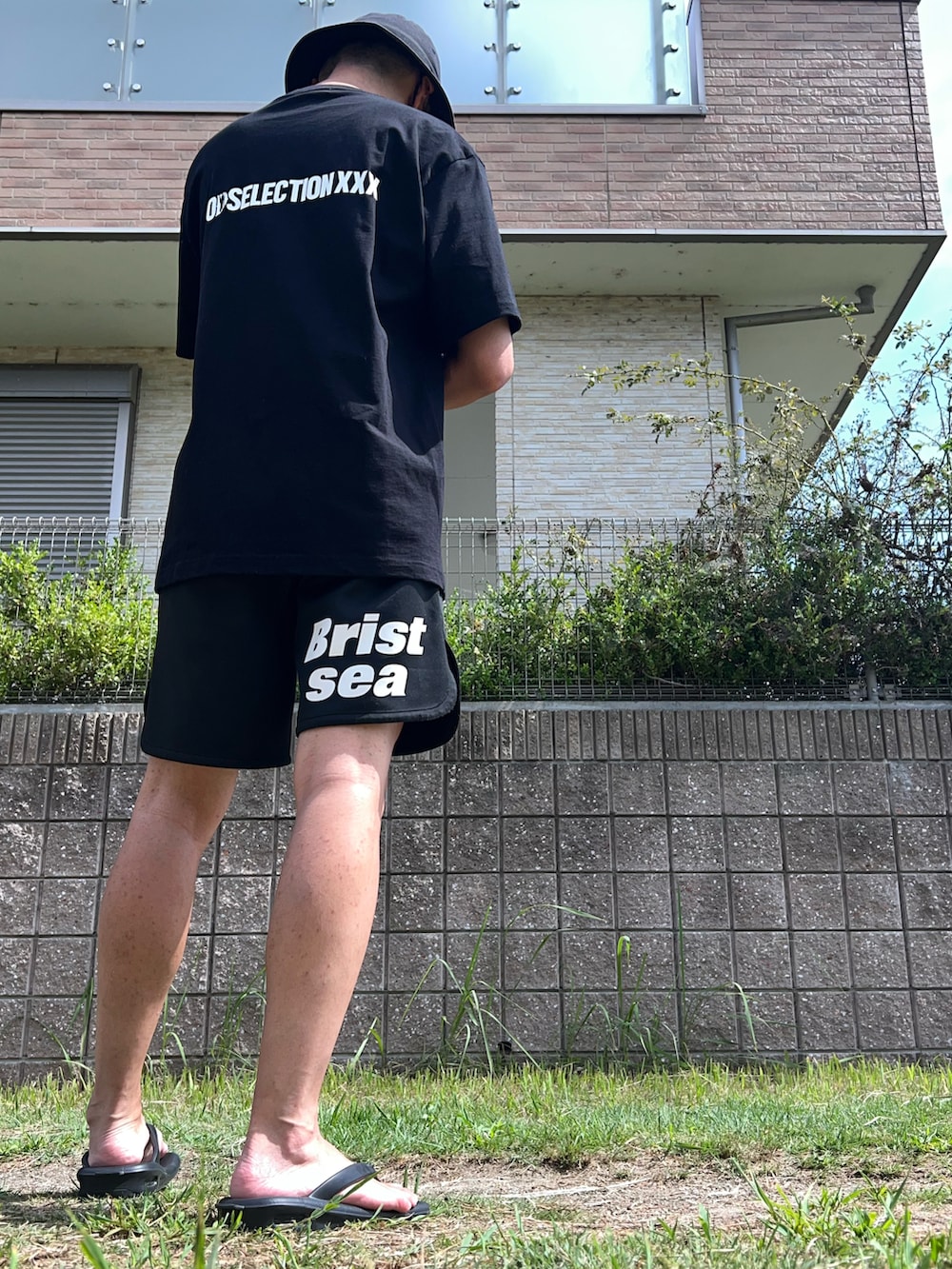 「ワンピース、ルフィ、ゴッドセレクション #トリプルエックス、セットアップ、バケットハット、サンダル、メガネ男子、ストリート、モノトーン、休日スタイル、ハーフパンツ」｜「goemonのunda雲駄EVA（サンダル、ブラック系）」を使った、し〜も☆さん（メンズ・172cm）の夏コーディネートの2枚目の写真