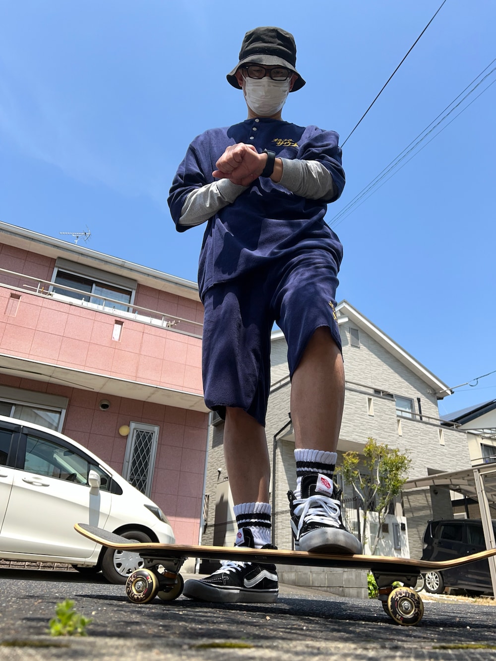 「休日スタイル、休日コーデ、セットアップ、セットアップスタイル、ロンT、ハイカットスニーカー、スケータースタイル、スケーター、ビックシルエット、春夏コーデ、バケットハット、VANS」｜「FREAK'S STOREのSAUVENIR/サウべニア 別注 KANNAIGIパイル/館内着/セットアップ（ルームウェア/パジャマ、ブルー系）」を使った、し〜も☆さん（メンズ・172cm）の春コーディネートの3枚目の写真