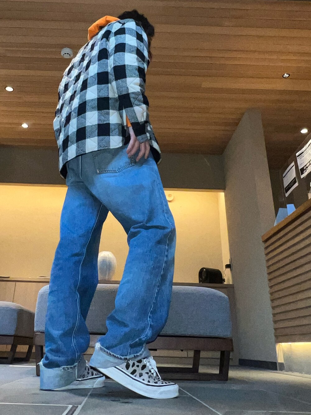 「Levi's、古着、ビンテージ、ビンテージデニム、古着MIX、ほめられ本命コーデ、チェック、ダウンジャケット、スニーカー、春アウター」｜「Levi'sの古着Levi′s501 66モデル前期（デニムパンツ、ブルー系）」を使った、し〜も☆さん（メンズ・172cm）の冬コーディネートの2枚目の写真