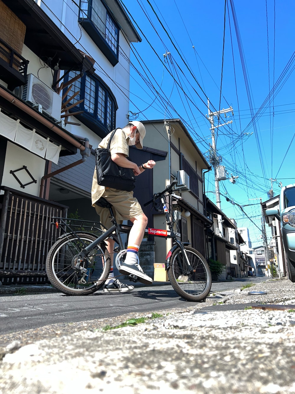 ベージュ系のシャツ/ブラウス、ベージュ系のその他パンツ、オレンジ系のTシャツ/カットソーを着用したメンズの春コーディネートの2枚目の写真