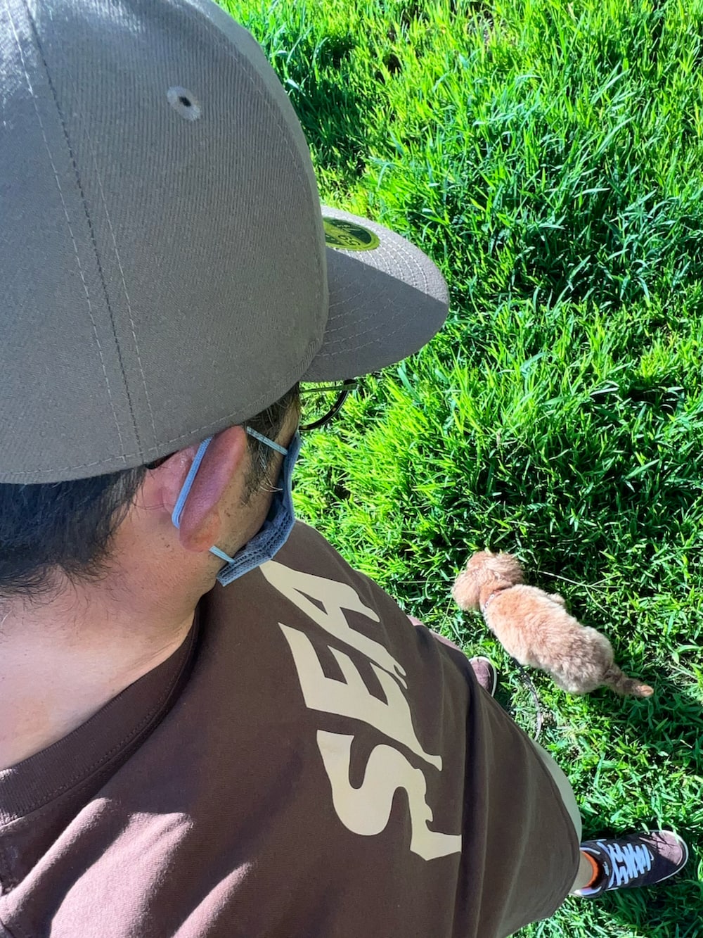 ベージュ系のその他パンツ、ブラウン系のTシャツ/カットソー、ブラウン系のスニーカーを着用したメンズの夏コーディネートの3枚目の写真