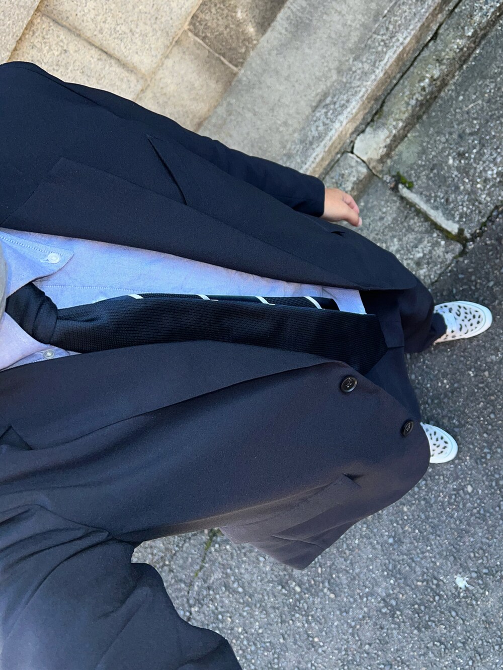 ブルー系のセットアップ、ブルー系のネクタイ、ブルー系のシャツ/ブラウスを着用したメンズの秋コーディネートの3枚目の写真