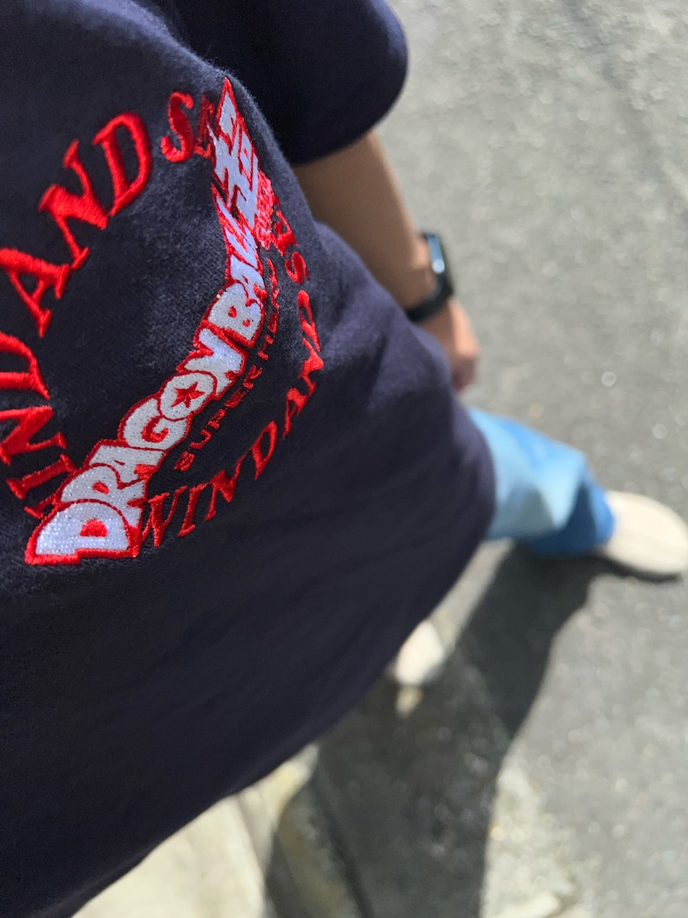 ブルー系のデニムパンツ、ベージュ系のブーツ、ブルー系のTシャツ/カットソーを着用したメンズの春コーディネートの3枚目の写真