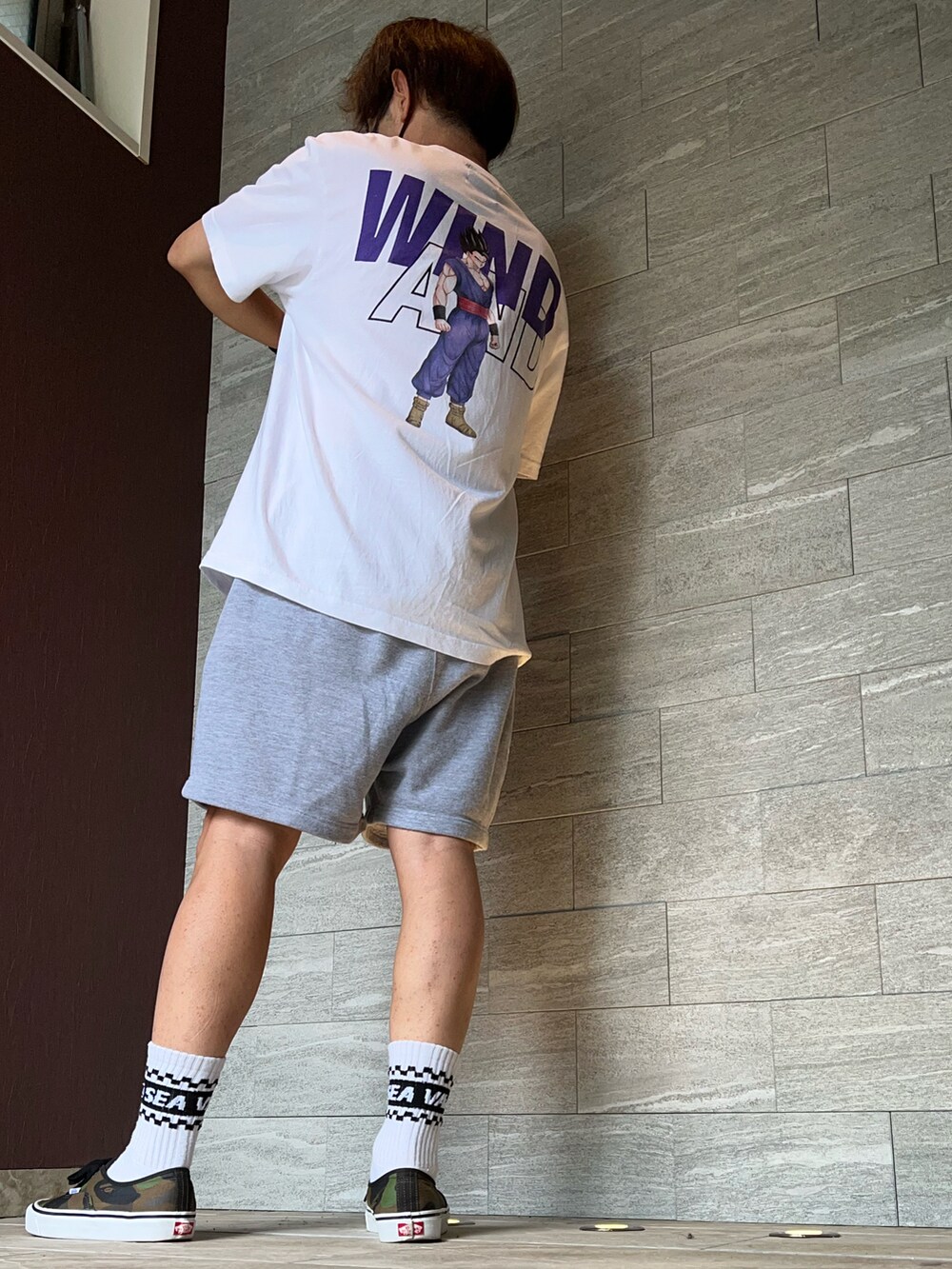 「みんなの白Tフェス、ショートパンツ、ビッグシルエット、スケータースタイル、ストリート、ロゴT、メガネ男子、孫悟飯、ウィンダンシー、ケンタッキー、夏コーデ、夏だ！Tシャツ着よう！、休日スタイル」｜「WIND AND SEAのウィンダンシー×ドラゴンボール GOHAN WHITE（Tシャツ/カットソー、ホワイト系）」を使った、し〜も☆さん（メンズ・172cm）の夏コーディネートの2枚目の写真