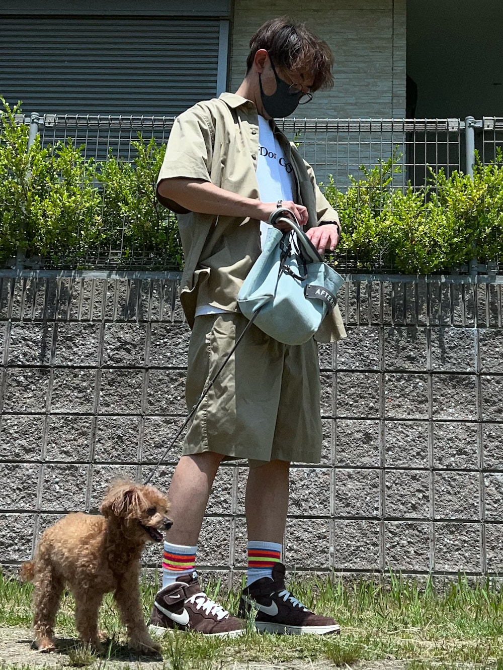 「セットアップ、チョコレート、ベージュ、ディッキーズ(Dickies)、ヒューマンメイド、ガールズドントクライ、春夏コーデ、淡色コーデ、シャツスタイル、ストリート、NIKE、メガネ男子、お出かけコーデ日記、ハーフパンツ、カラーパンツ」｜「HUMAN MADEのhuman made×Girls Don't Cry（Tシャツ/カットソー、ホワイト系）」を使った、し〜も☆さん（メンズ・172cm）の春コーディネートの2枚目の写真