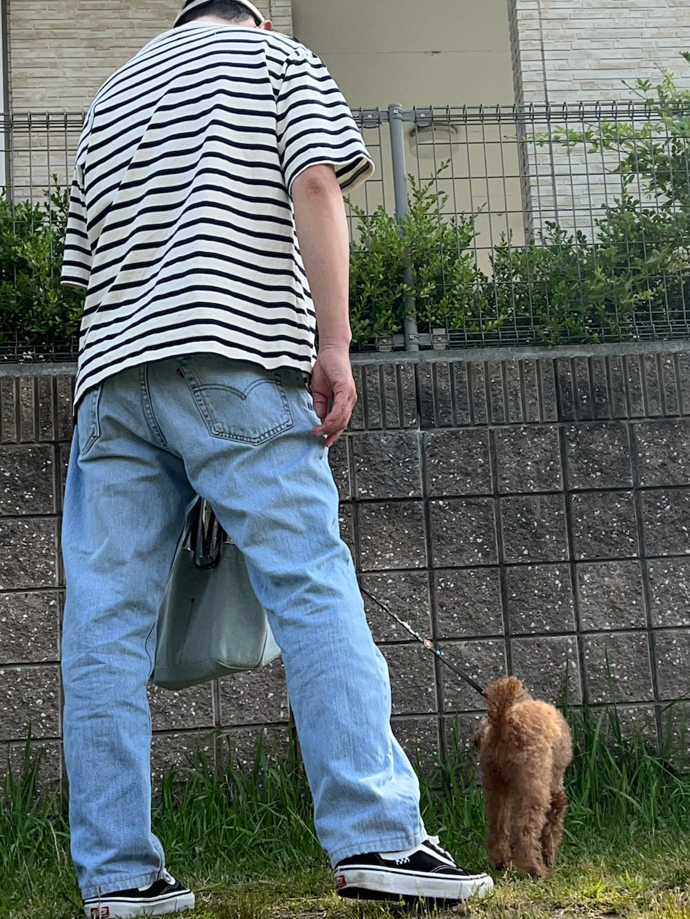 ブルー系のTシャツ/カットソー、ブルー系のデニムパンツ、ブラック系のスニーカーを着用したメンズの夏コーディネートの2枚目の写真