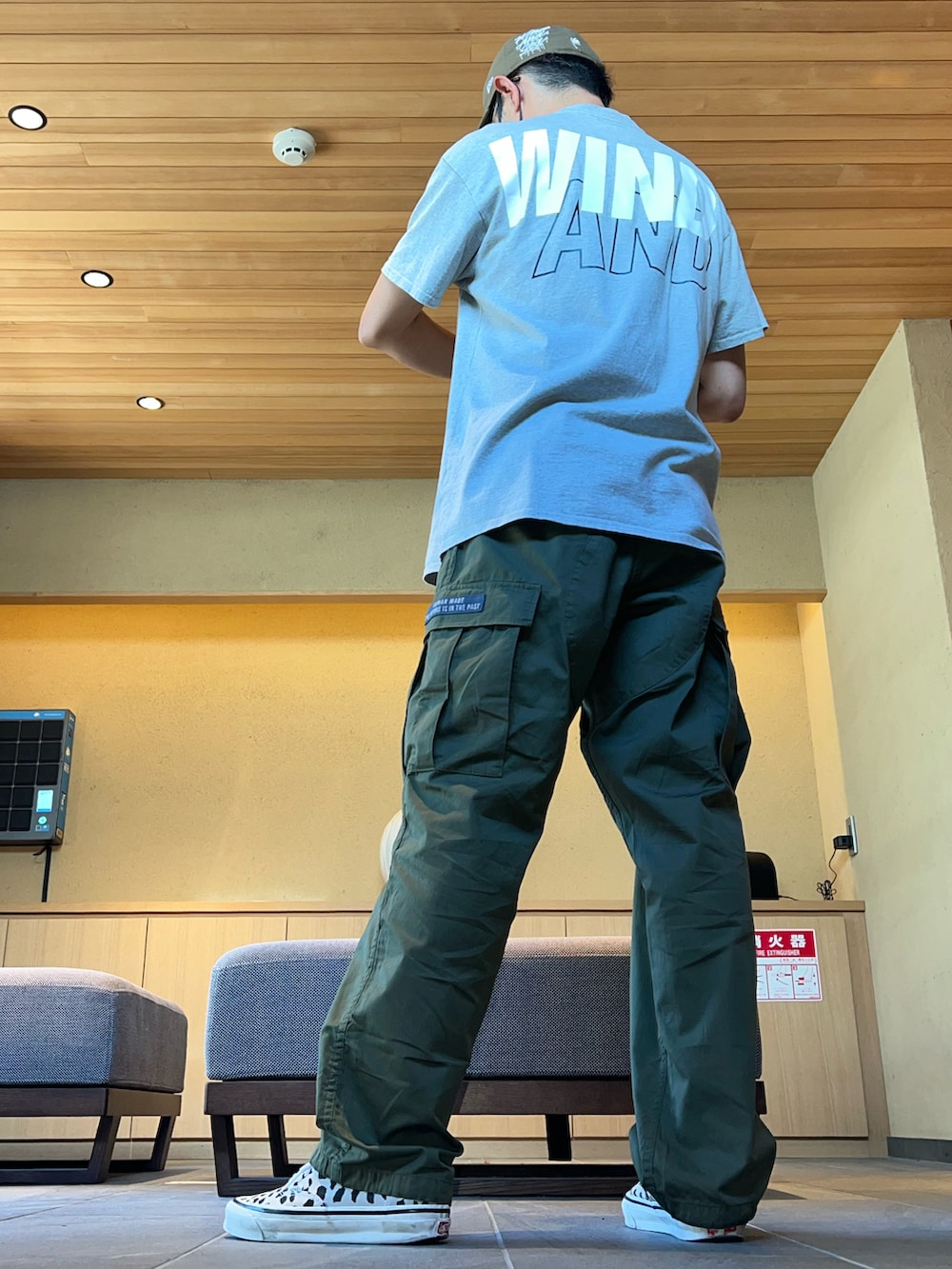 グリーン系のカーゴパンツ、グレー系のスニーカー、グレー系のTシャツ/カットソーを着用したメンズの夏コーディネートの2枚目の写真