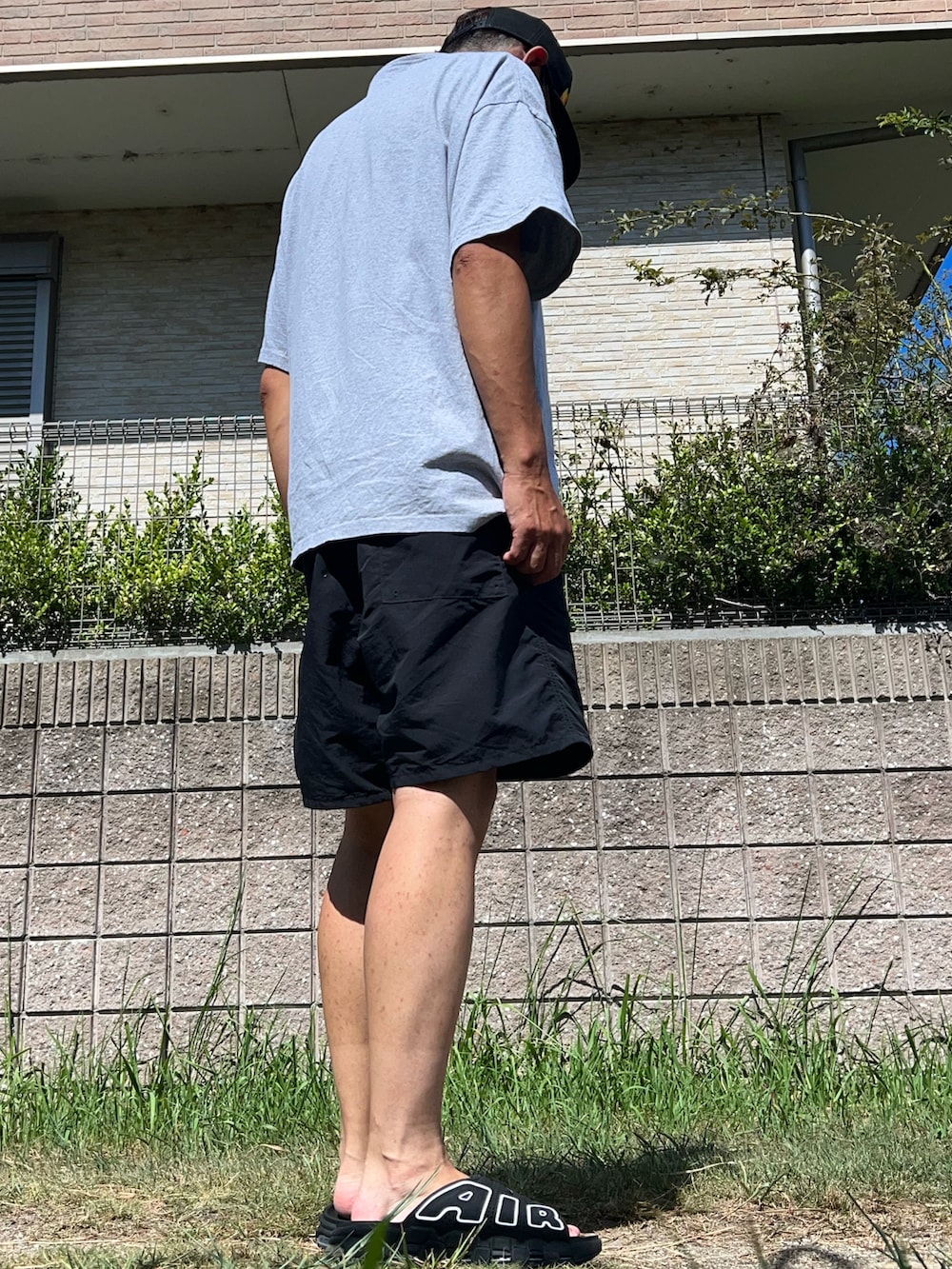 ブラック系のその他パンツ、グレー系のTシャツ/カットソー、ブラック系のサンダルを着用したメンズの秋コーディネートの2枚目の写真