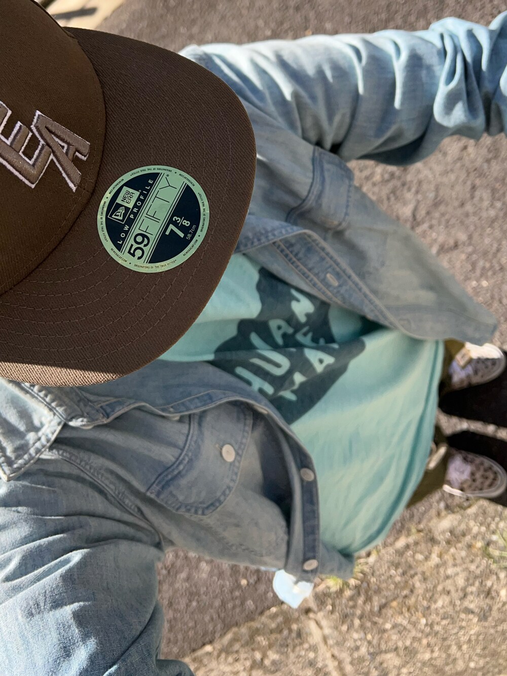 グリーン系のカーゴパンツ、グレー系のスニーカー、グリーン系のTシャツ/カットソーを着用したメンズの秋コーディネートの3枚目の写真