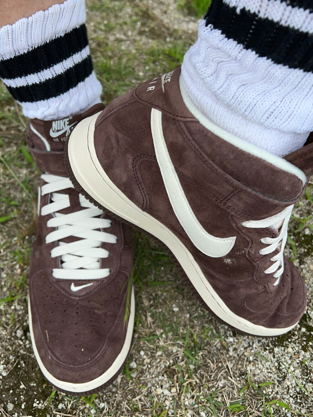 ブラウン系のスニーカー、ブラック系のその他パンツ、ブラック系のTシャツ/カットソーを着用したメンズの夏コーディネートの3枚目の写真