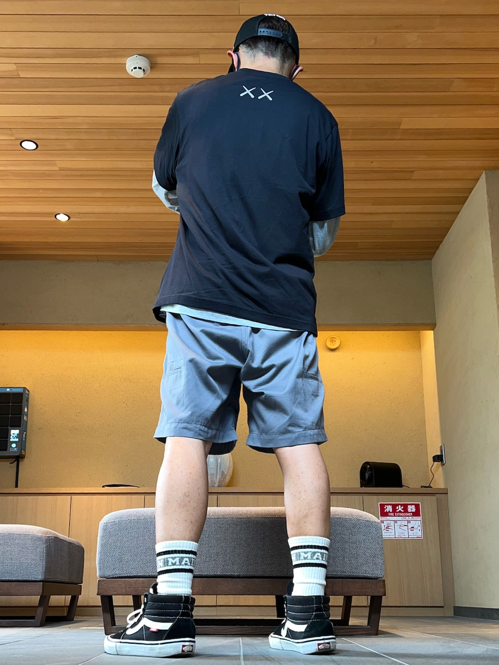 「メガネ男子、ユニクロ、kaws、kaws×uniqlo、ヒューマンメイド、レイヤードスタイル、モノトーン」｜「HUMAN MADEのHUMAN MADE SKATER SHORTS（その他パンツ、グレー系）」を使った、し〜も☆さん（メンズ・172cm）の秋コーディネートの2枚目の写真