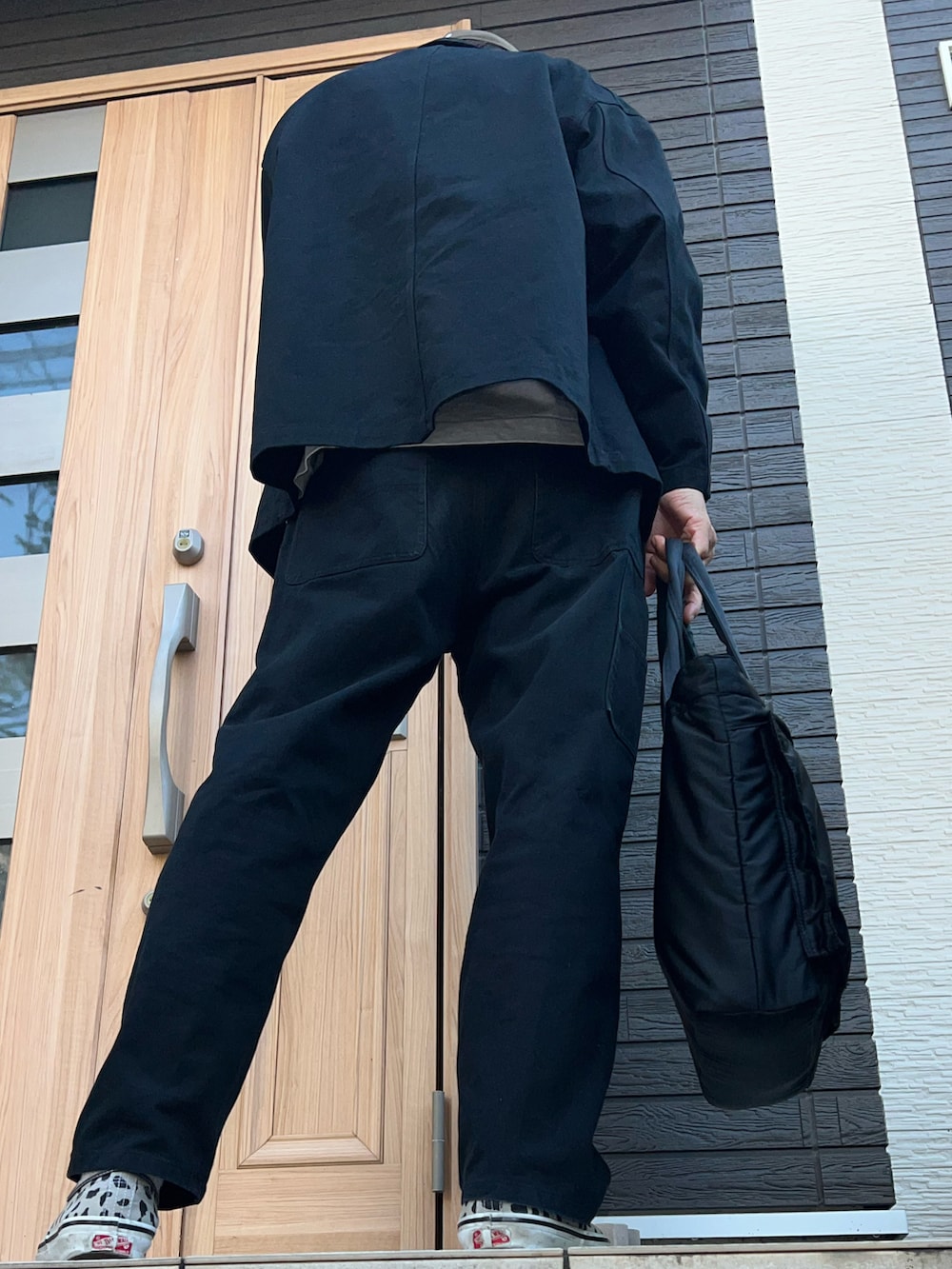 「ビッグシルエット、セットアップ、カーハート、トリップスター、野村訓市、ストリート、メガネ男子、スニーカー、ワイドパンツ、シンプルコーデ、重ね着ベストシーズン」｜「HUMAN MADEのhuman made×Girls Don't Cry（Tシャツ/カットソー、ホワイト系）」を使った、し〜も☆さん（メンズ・172cm）の秋コーディネートの2枚目の写真
