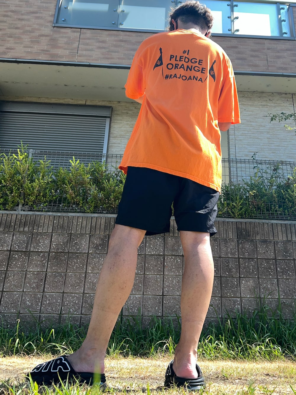 「古着MIX、プチプラ、ハーフパンツ、スイムショーツ、オレンジ、ビッグシルエット、ロゴT、スポーツサンダル、ナイキ、モアテン、メガネ男子、ナイロンパンツ、アウトドアスタイル、ヤバイTシャツ、ヤバT」｜「VINTAGEの古着　中東の怪しげなT オレンジ（Tシャツ/カットソー、オレンジ系）」を使った、し〜も☆さん（メンズ・172cm）の夏コーディネートの2枚目の写真
