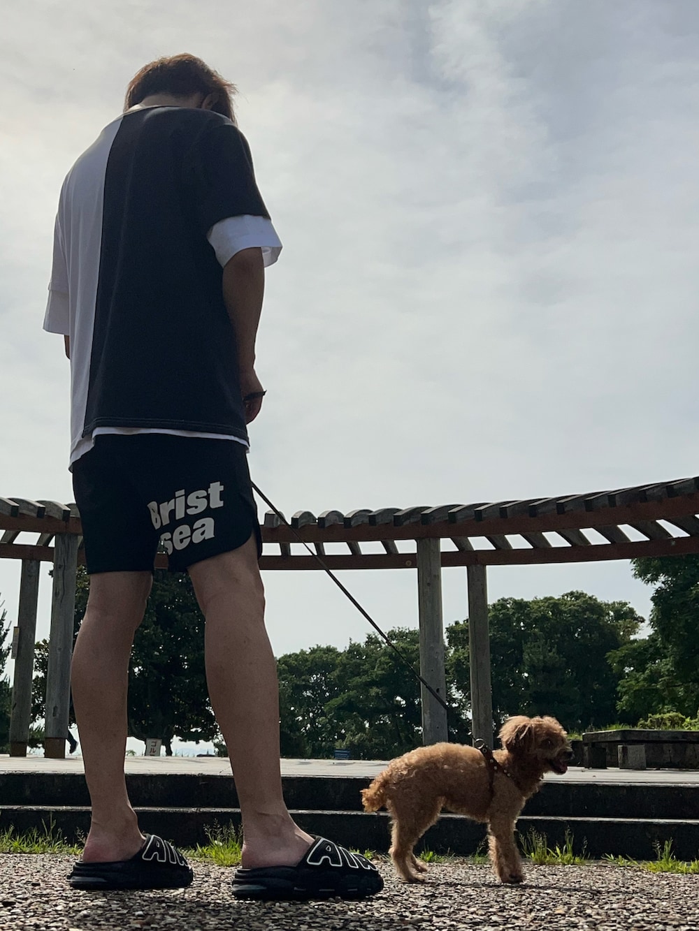 「古着MIX、モノトーン、スポーツサンダル、夏だ！Tシャツ着よう！、夏コーデ、ビッグシルエット、レイヤードスタイル、ハーフパンツ、スケータースタイル、ストリート、ロゴT、STAR WARS、R2-D2、スポーツミックス、Bristol」｜「STAR WARSの古着　STAR WARS R2-D2 T（Tシャツ/カットソー、ブラック系）」を使った、し〜も☆さん（メンズ・172cm）の夏コーディネートの2枚目の写真