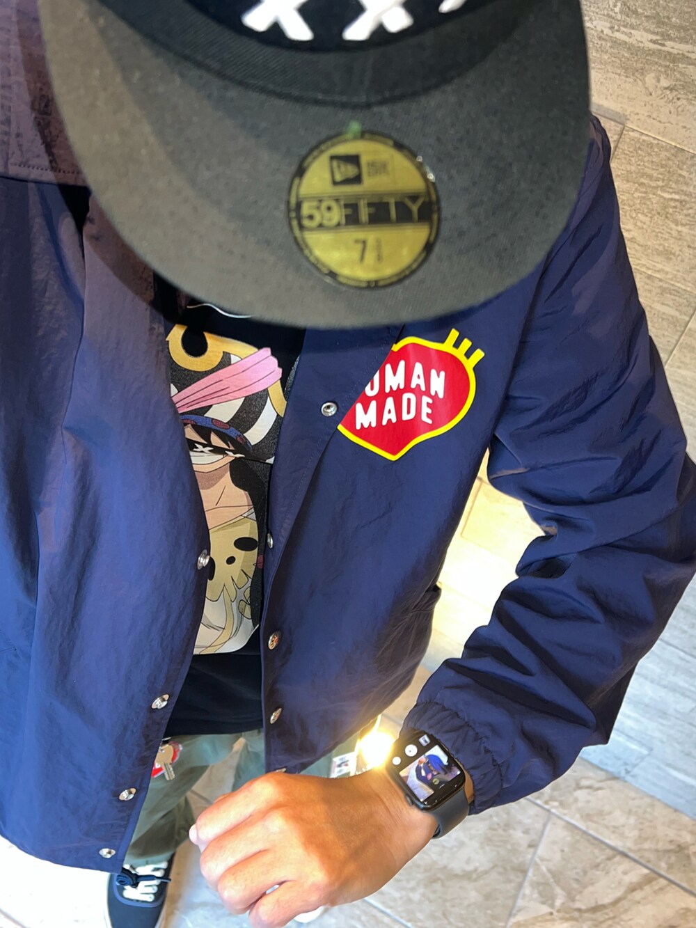 グリーン系のカーゴパンツ、ブラック系のTシャツ/カットソー、ブルー系のナイロンジャケットを着用したメンズの秋コーディネートの3枚目の写真