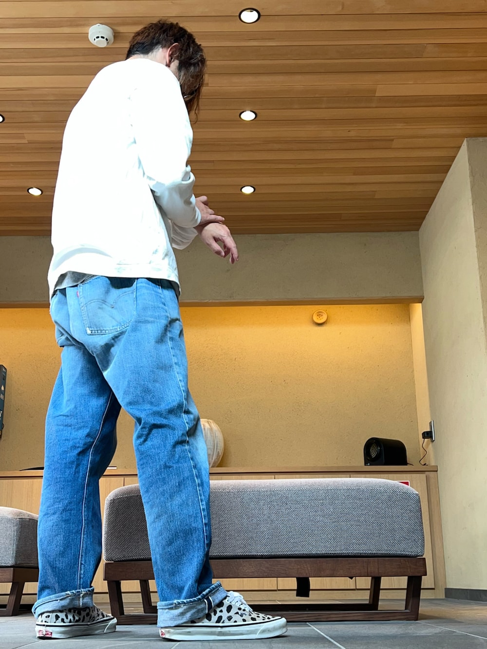 「ビンテージ、古着MIX、HUMAN MADE、ビッグシルエット、ロンT、ロゴT、デニム」｜「Levi'sの古着Levi′s501 66モデル前期（デニムパンツ、ブルー系）」を使った、し〜も☆さん（メンズ・172cm）の春コーディネートの2枚目の写真