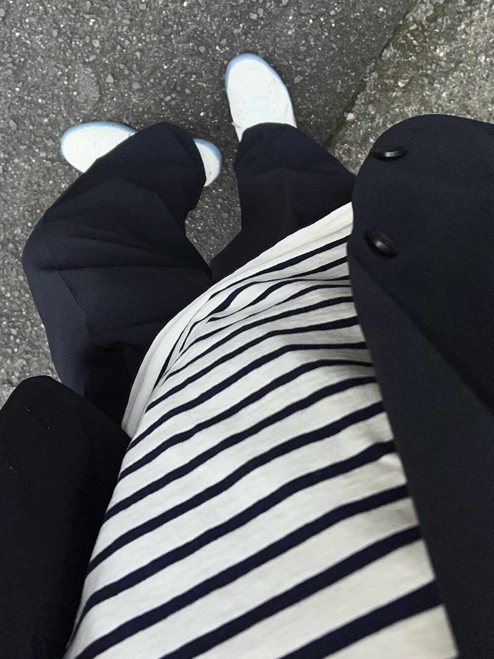 ブルー系のセットアップ、ブルー系のTシャツ/カットソー、ベージュ系のスニーカーを着用したメンズの秋コーディネートの3枚目の写真