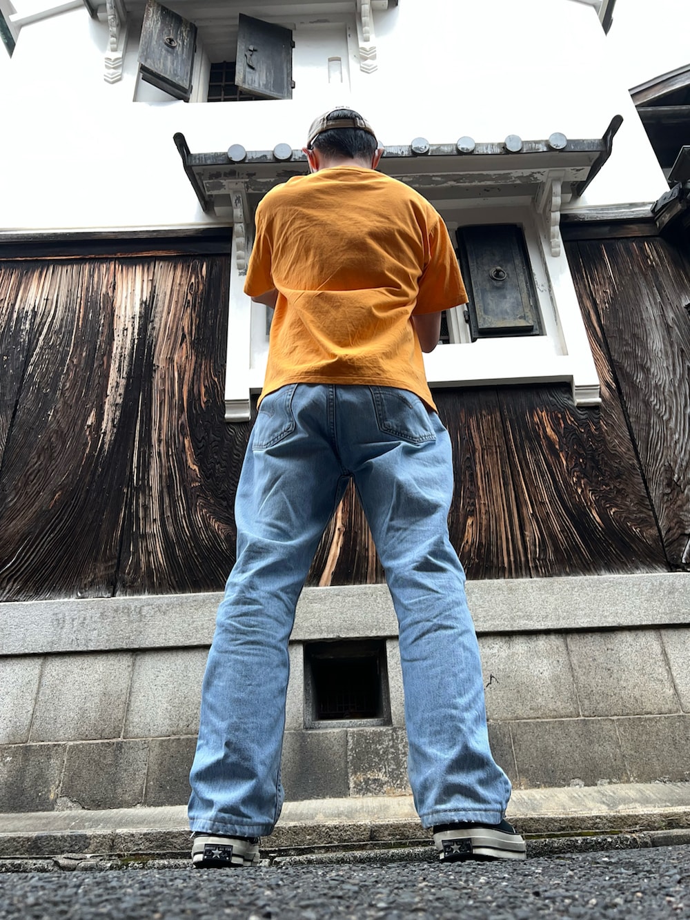 「休日スタイル、ロゴT、ビタミンカラー、コンバース、カラー×コーデ、古着MIX、カラーソックス、ビッグシルエット」｜「A BATHING APEのBATHING APE TEE M（Tシャツ/カットソー、オレンジ系）」を使った、し〜も☆さん（メンズ・172cm）の春コーディネートの2枚目の写真
