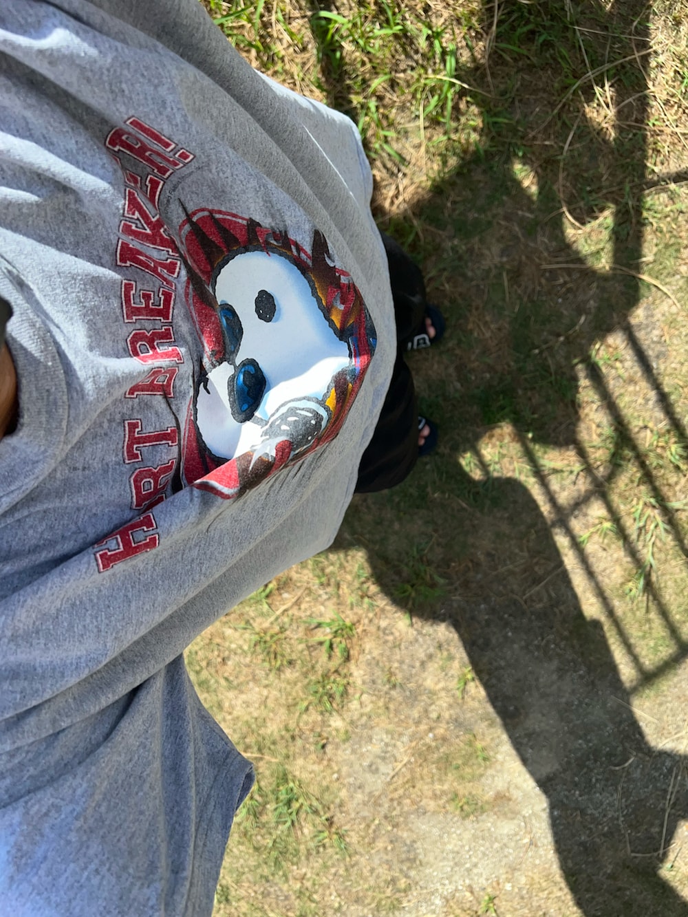 ブラック系のその他パンツ、グレー系のTシャツ/カットソー、ブラック系のサンダルを着用したメンズの秋コーディネートの3枚目の写真