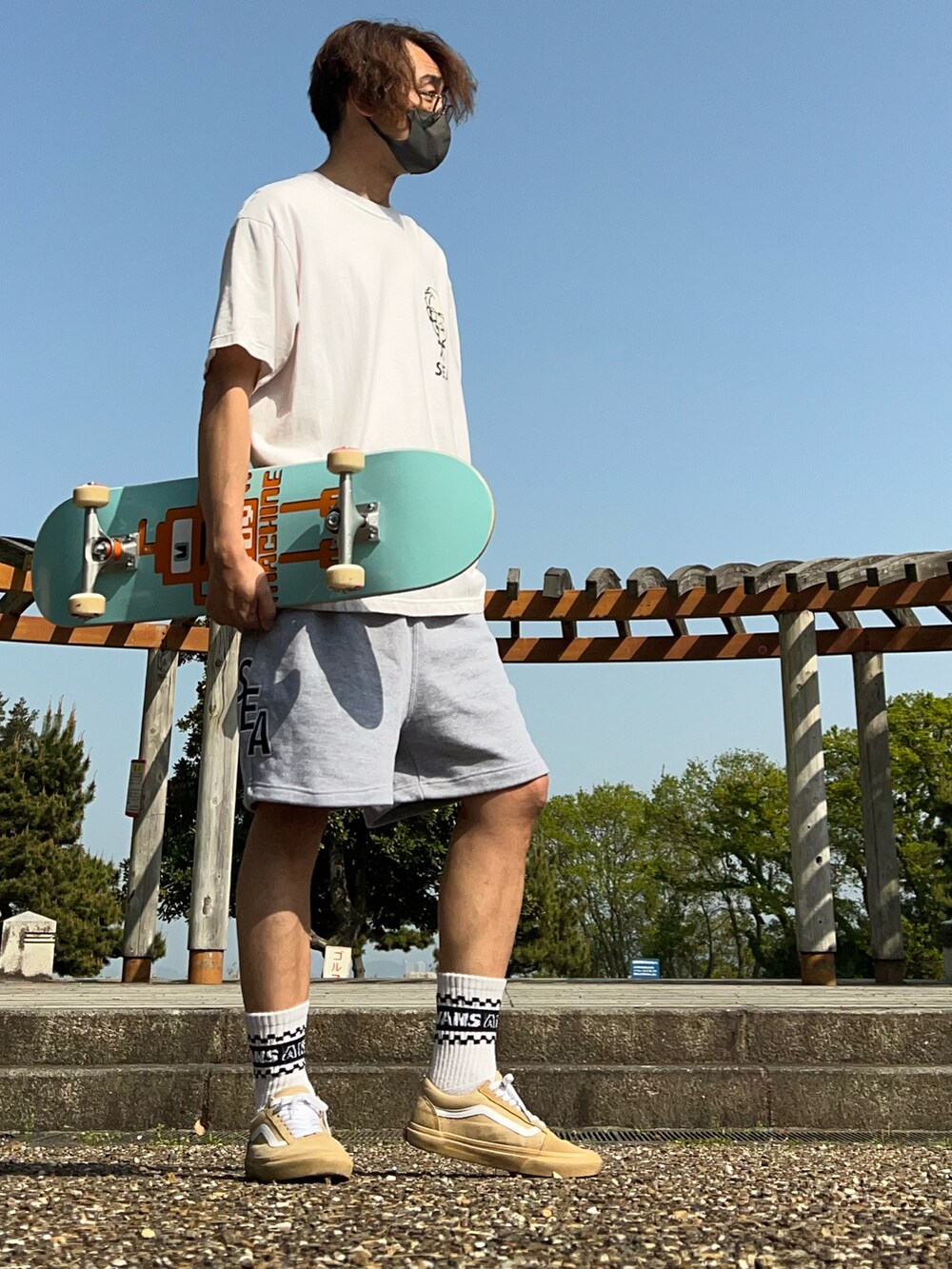 ホワイト系のTシャツ/カットソー、グレー系のスウェットパンツ、ベージュ系のスニーカーを着用したメンズの春コーディネートの2枚目の写真
