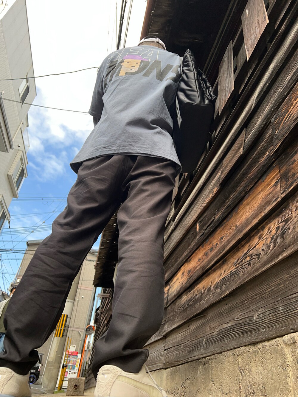 ブラック系のセットアップ、ベージュ系のスニーカー、グレー系のTシャツ/カットソーを着用したメンズの春コーディネートの2枚目の写真