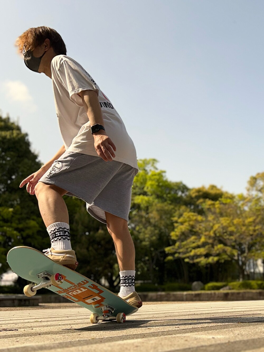 ホワイト系のTシャツ/カットソー、グレー系のスウェットパンツ、ベージュ系のスニーカーを着用したメンズの春コーディネートの5枚目の写真