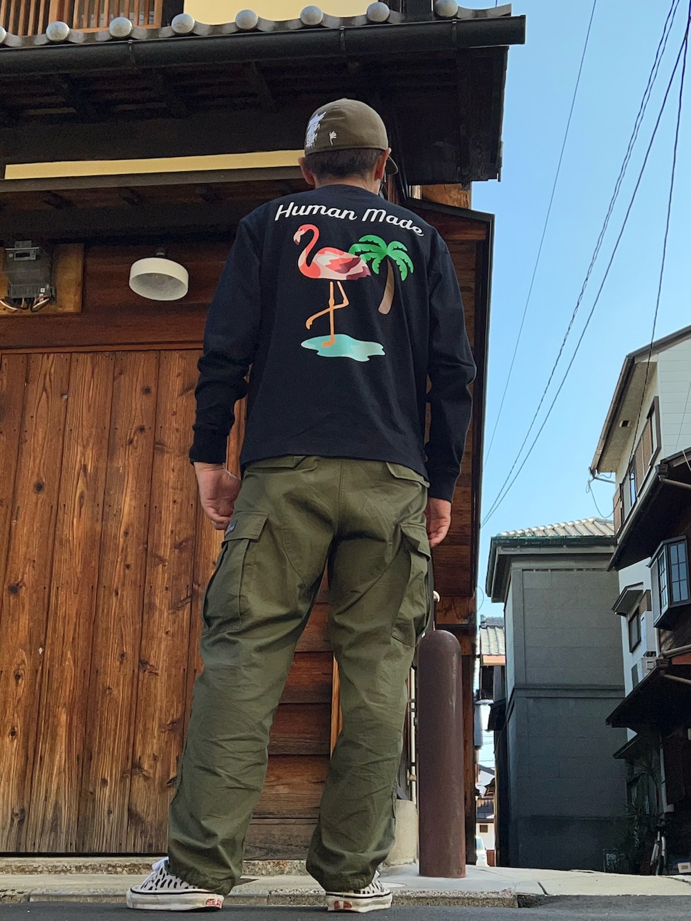 「ヒューマンメイド、秋服まるっと大公開、ストリート、キャップ、カーゴパンツ、秋コーデ、スニーカー」｜「HUMAN MADEのカーゴパンツ（カーゴパンツ、グリーン系）」を使った、し〜も☆さん（メンズ・172cm）の秋コーディネートの2枚目の写真