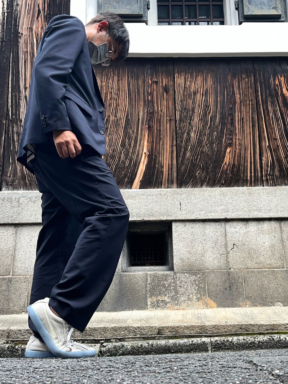 ブルー系のセットアップ、ブルー系のTシャツ/カットソー、ベージュ系のスニーカーを着用したメンズの秋コーディネートの2枚目の写真