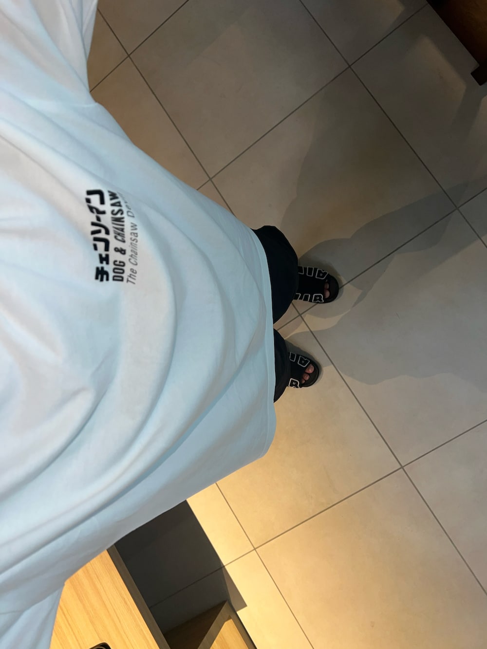 「ユニクロ、プチプラ、セットアップ、チェーンソーマン、ポチタ、モアテン、ハーフパンツ、スイムショーツ、夏コーデ、アウトドアスタイル、モノトーン、サンダル、ストリート」｜「UNIQLOのスイムアクティブショートパンツ（その他パンツ、ブラック系）」を使った、し〜も☆さん（メンズ・172cm）の夏コーディネートの3枚目の写真