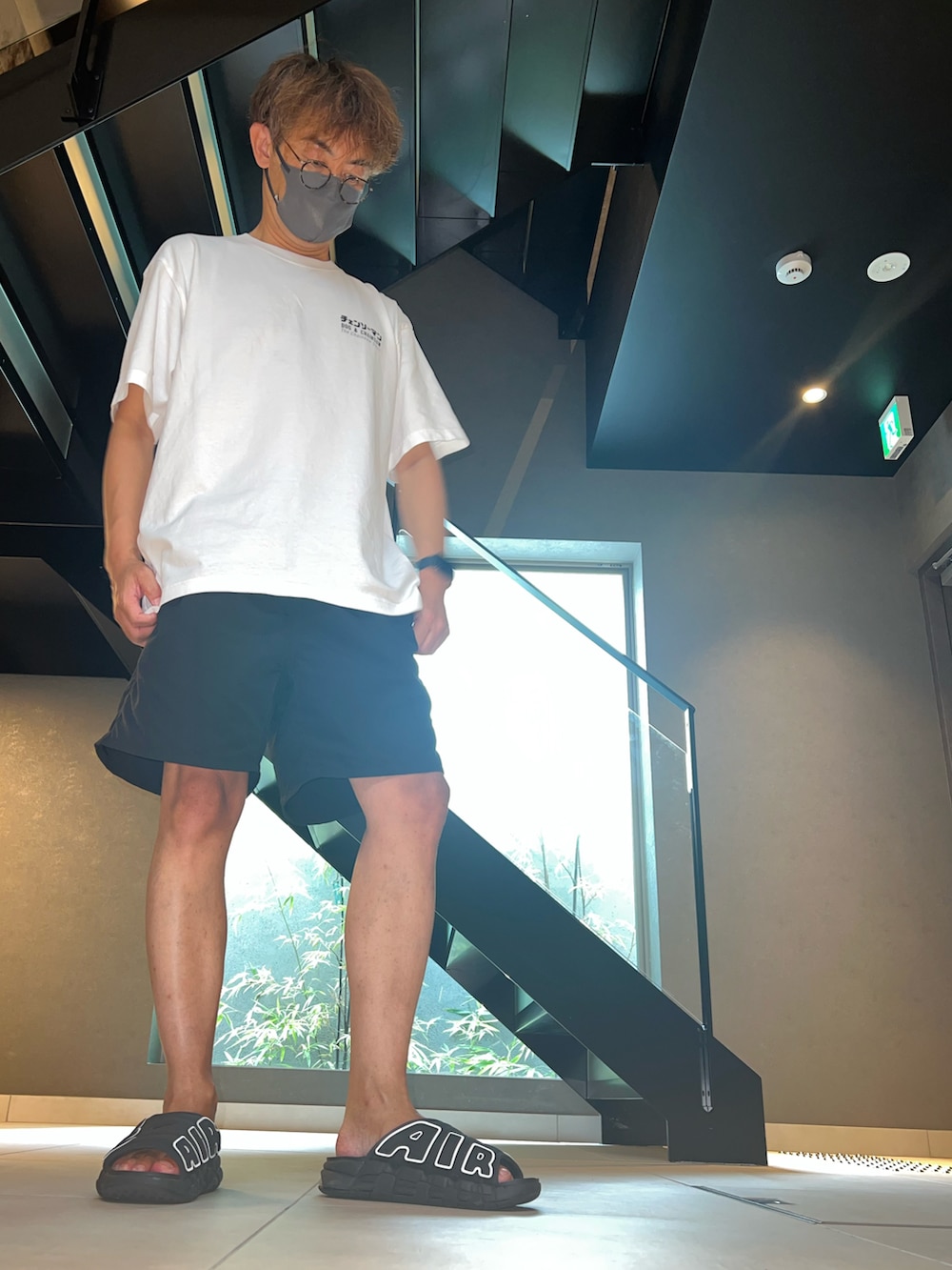 「ユニクロ、プチプラ、セットアップ、チェーンソーマン、ポチタ、モアテン、ハーフパンツ、スイムショーツ、夏コーデ、アウトドアスタイル、モノトーン、サンダル、ストリート」｜「UNIQLOのスイムアクティブショートパンツ（その他パンツ、ブラック系）」を使った、し〜も☆さん（メンズ・172cm）の夏コーディネートの2枚目の写真