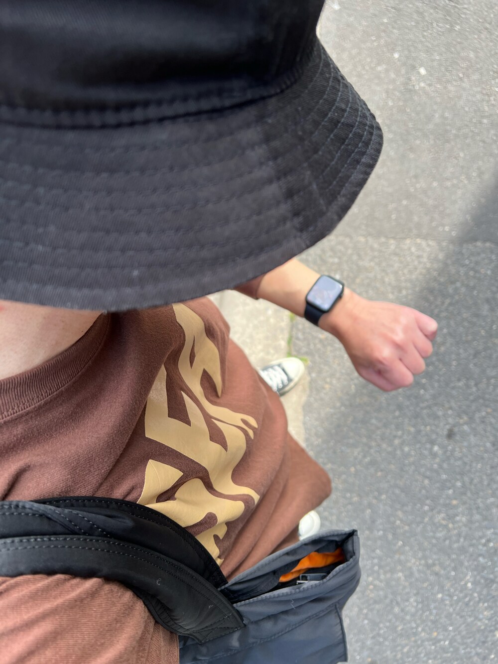 ブラック系のセットアップ、ブラウン系のTシャツ/カットソー、ブラック系のスニーカーを着用したメンズの春コーディネートの3枚目の写真