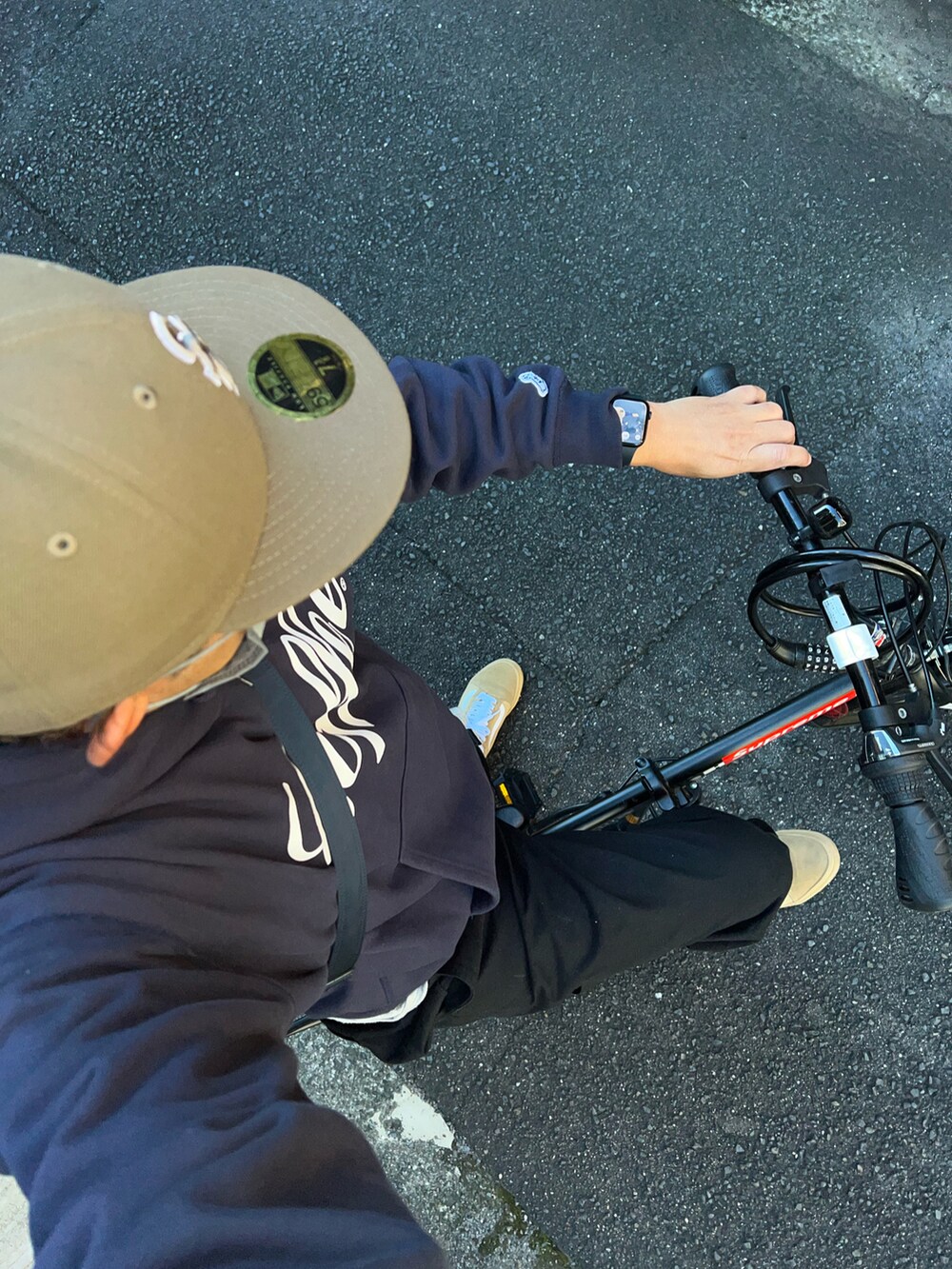 「パーカー、秋コーデ、ビッグシルエット、ストリート、スニーカー、ウィンダンシー、キャップ、ロゴスウェット」｜「Carhartt WIPのCarhartt×野村訓市セットアップ（スーツセット、ブラック系）」を使った、し〜も☆さん（メンズ・172cm）の秋コーディネートの3枚目の写真