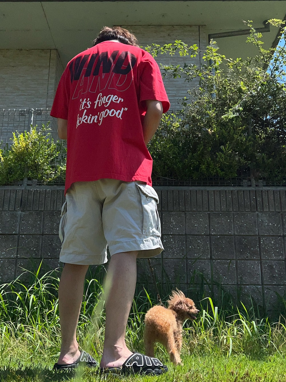 「夏コーデ、夏だ！Tシャツ着よう！、カーゴパンツ、スポーツサンダル、古着MIX、モアテン、ナイキ、休日スタイル、ビッグシルエット、ストリート、ロゴT、メガネ男子、ハーフパンツ」｜「WIND AND SEAのウィンダンシー×ケンタッキーフライドチキン（Tシャツ/カットソー、レッド系）」を使った、し〜も☆さん（メンズ・172cm）の夏コーディネートの2枚目の写真