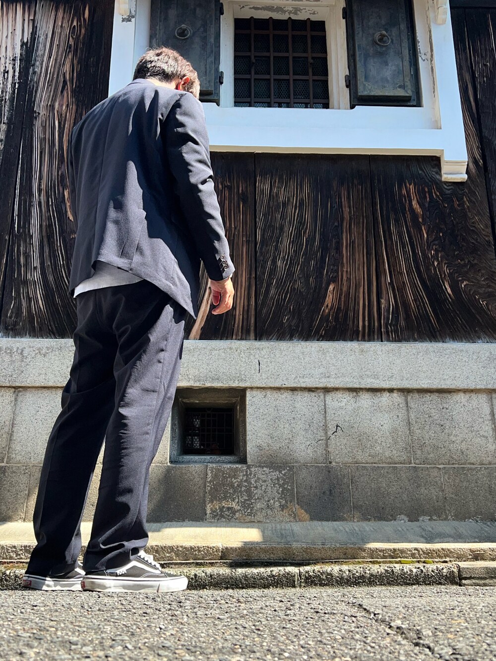 ブルー系のセットアップ、ブルー系のシャツ/ブラウス、ブラック系のスニーカーを着用したメンズの秋コーディネートの2枚目の写真