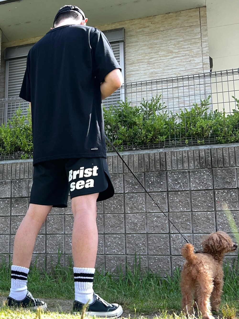 ブラック系のTシャツ/カットソー、ブラック系のその他パンツ、ブラック系のスニーカーを着用したメンズの夏コーディネートの3枚目の写真