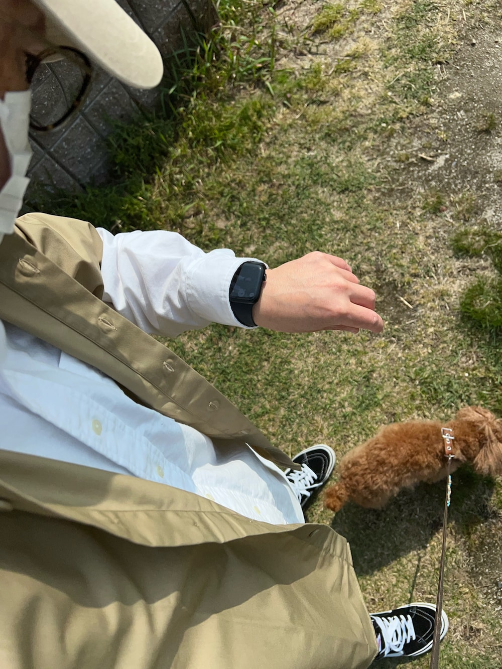 ベージュ系のその他パンツ、ベージュ系のシャツ/ブラウス、ホワイト系のシャツ/ブラウスを着用したメンズの春コーディネートの2枚目の写真