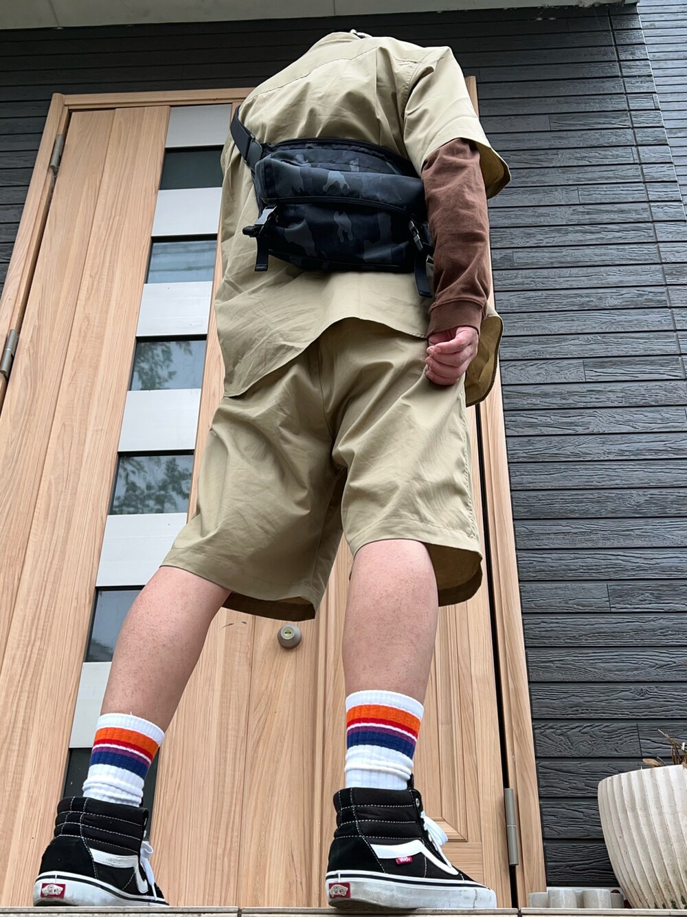 ベージュ系のその他パンツ、ベージュ系のシャツ/ブラウス、ブラウン系のTシャツ/カットソーを着用したメンズの春コーディネートの2枚目の写真