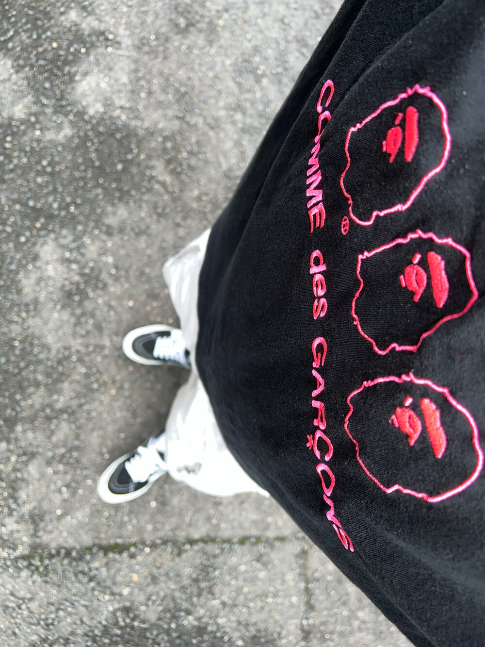 ブラック系のTシャツ/カットソー、ベージュ系のカーゴパンツ、ブラック系のスニーカーを着用したメンズの夏コーディネートの3枚目の写真