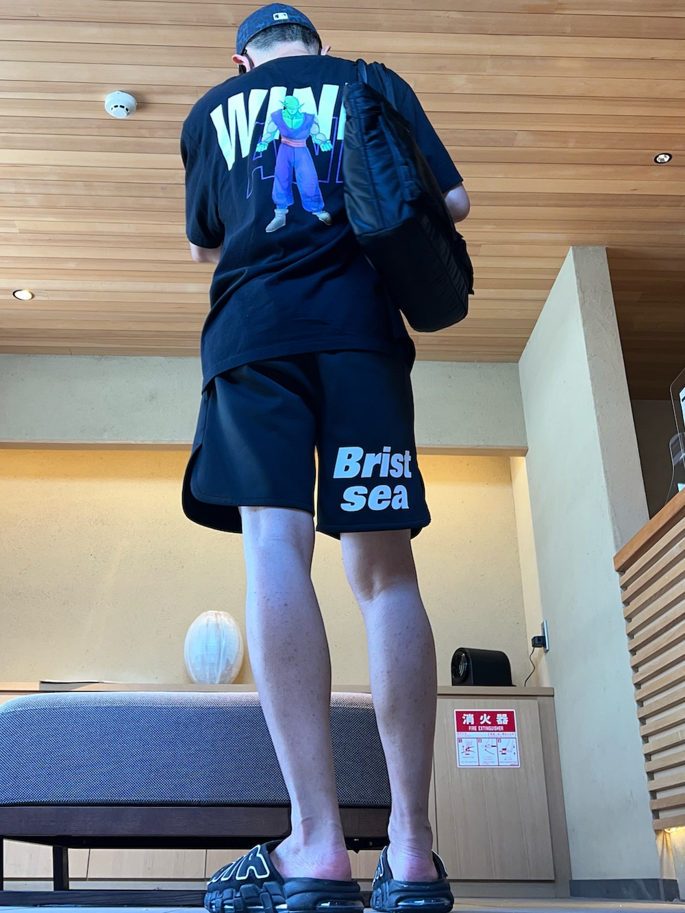 「アツいコーデ全部見せ、キャップ、トートバッグ、ウィンダンシー、FC real  bristol、モアテン、ショートパンツ、ハーフパンツ、モノトーン、ストリート」｜「NEW ERAの59FIFTY Leopard Camo レオパードカモ ニューヨーク・ヤンキース ネイビー（キャップ、ブルー系）」を使った、し〜も☆さん（メンズ・172cm）の夏コーディネートの2枚目の写真