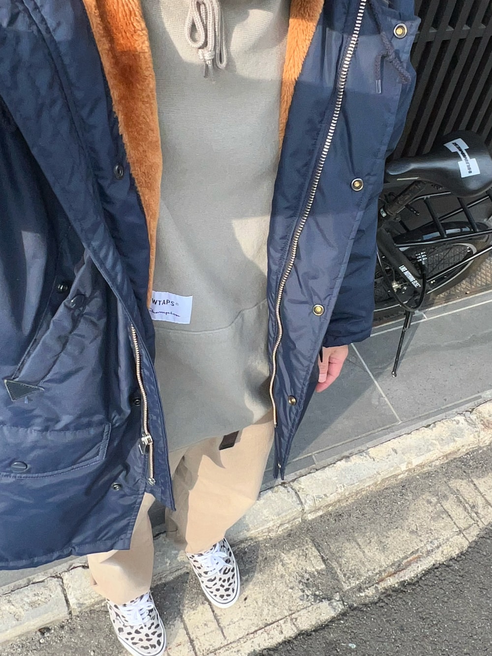 「ビッグシルエット、ミリタリー、冬コーデ、ストリート、スニーカー、パーカー、wtaps」｜「Carhartt WIPのCALDER PANT（チノパンツ、ベージュ系）」を使った、し〜も☆さん（メンズ・172cm）の冬コーディネートの3枚目の写真