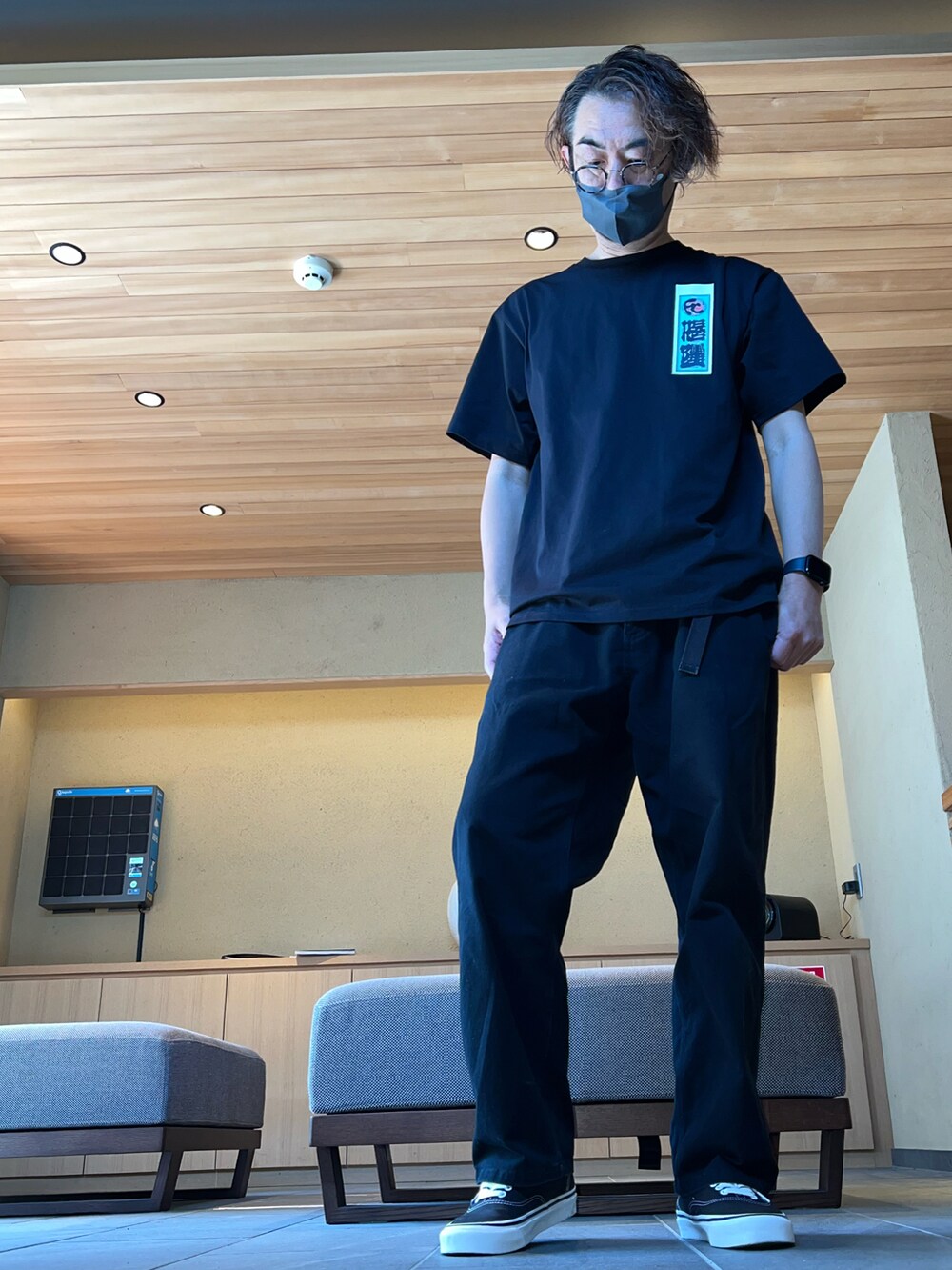 ブラック系のスーツセット、ブラック系のTシャツ/カットソー、ブラック系のスニーカーを着用したメンズの春コーディネートの2枚目の写真
