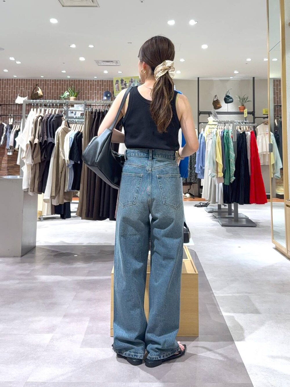 「LOWRYS FARM、おでかけ、淡色コーデ、休日コーデ、低身長、ワントーン、高見え、ママコーデ、夏コーデ、ローリーズスタイル_LOWRYS FARM、公認インフルエンサー_LOWRYS FARM、大人女子カジュアル_LOWRYS FARM」｜「LOWRYS FARMのビジューワイドストレートＰ 136104（デニムパンツ、ブルー系）」を使った、たっきー◡̈❤︎さん（レディース・149cm）の夏コーディネートの2枚目の写真