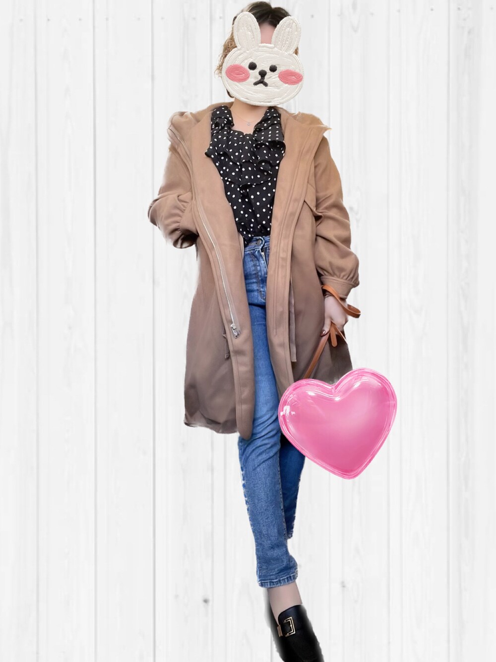 ブラック系のシャツ/ブラウスを着用したレディースの秋コーディネートの2枚目の写真