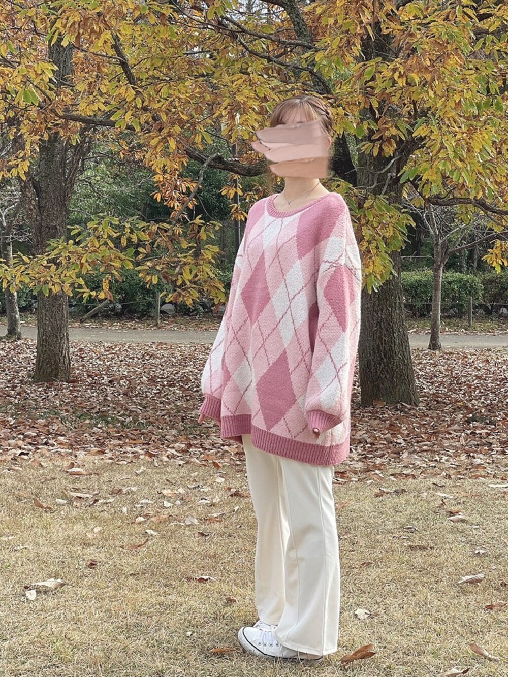 ホワイト系のパンツ、ピンク系のニット/セーターを着用したレディースの冬コーディネートの2枚目の写真