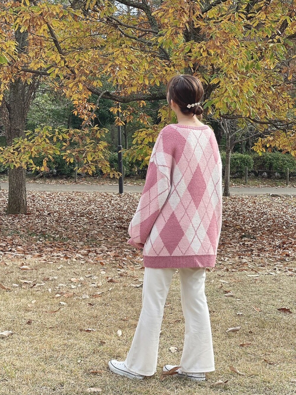 ホワイト系のパンツ、ピンク系のニット/セーターを着用したレディースの冬コーディネートの3枚目の写真