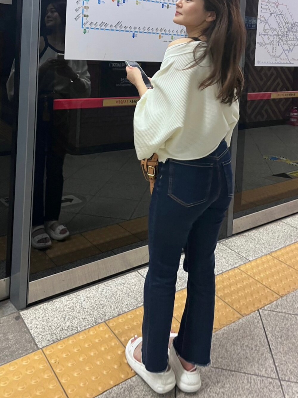 ホワイト系のアンサンブル、ホワイト系のサンダルを着用したレディースの夏コーディネートの2枚目の写真