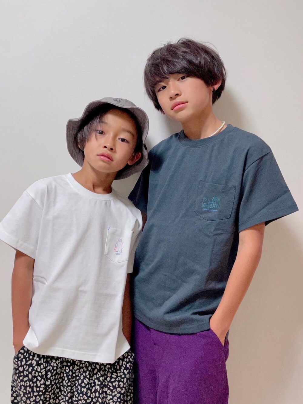 「夏コーデ、おしゃれさんと繋がりたい、小学生、休日コーデ、ビタミンカラー、コンバース、カラーパンツ、白Tシャツ、バケットハット、カジュアルコーデ、アウトドアスタイル、コーエン」|「Mark Gonzalesの(What it isNt)ARTART BY MARKGONZALES/マークゴンザレス キッズ ハット 47910327(ハット、グレー系)」を使った、RiY☺︎さん(キッズ・146cm)の春コーディネートの2枚目の写真