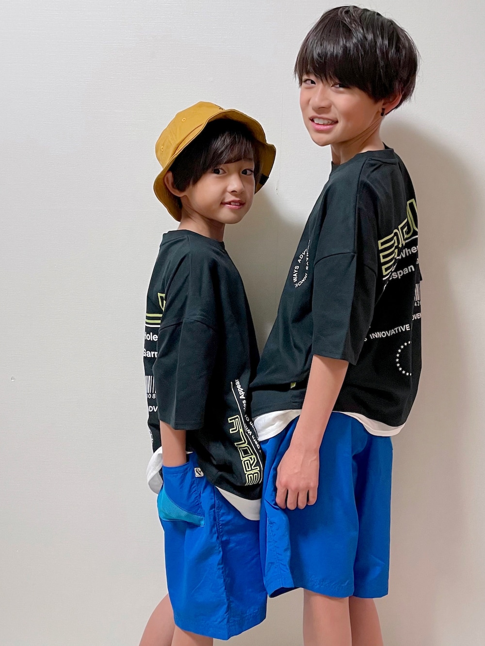 ブラック系のTシャツ/カットソー、ブルー系のその他パンツ、ブルー系のその他パンツを着用したキッズの春コーディネートの2枚目の写真