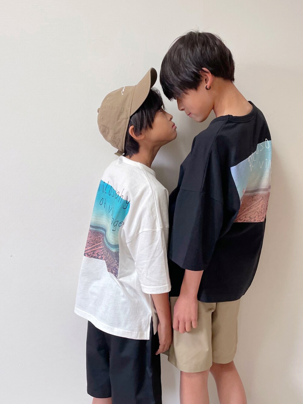 「ごきげんウィーク、キッズファッション、ハイカットスニーカー、おそろいコーデ、春夏コーデ、プチプラ、休日スタイル、カジュアルコーデ、おしゃれさんと繋がりたい、兄弟コーディネート、バックプリント、フォトT」|「JAM & LINKのビッグシルエット プリント半袖Tシャツ(Tシャツ/カットソー、その他)」を使った、RiY☺︎さん(キッズ・146cm)の春コーディネートの2枚目の写真