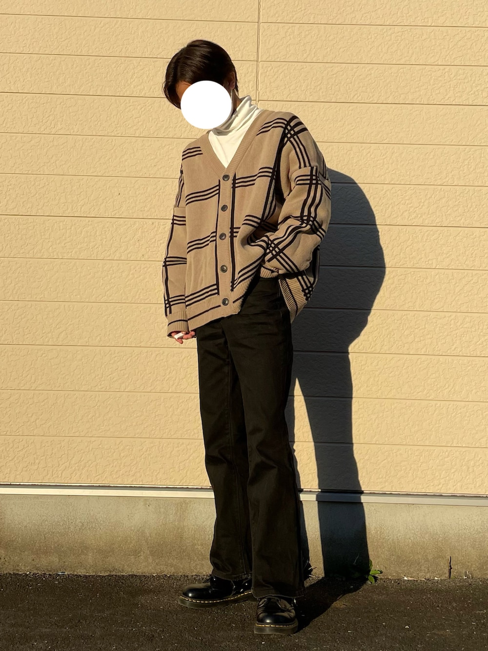 ベージュ系のカーディガン/ボレロ、ブラック系のデニムパンツ、ブラック系のドレスシューズを着用したメンズの秋コーディネートの2枚目の写真